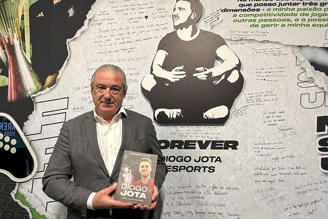Jos� Manuel Delgado posa con la biograf�a de Diogo Jota.