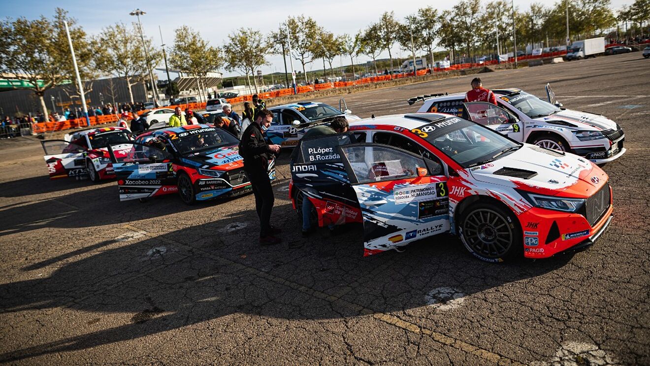 Ares debutaba como l�der por un punto sobre L�pez y Llarena.