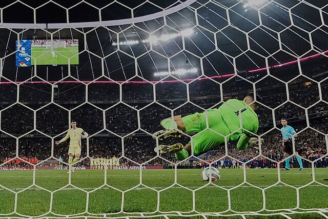 Morata marra el panlti ante Costa