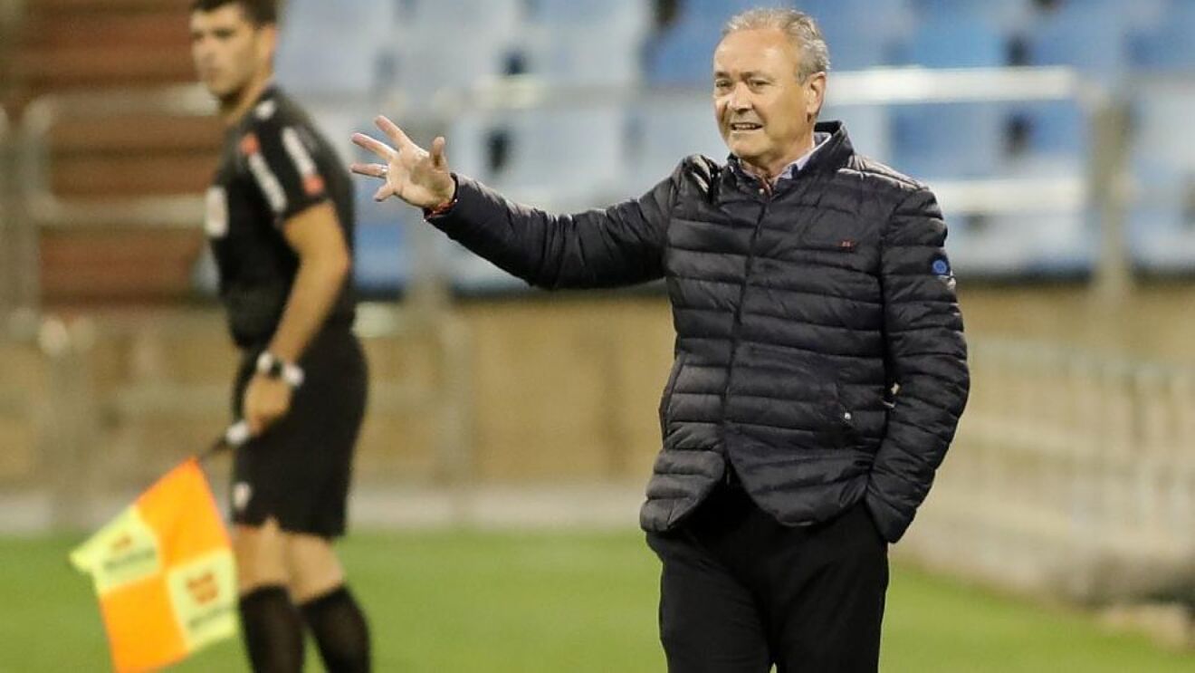 Juan Ignacio Mart�nez, ante el Sporting.