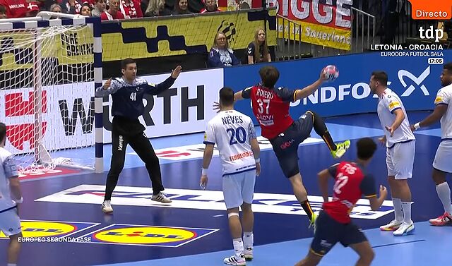 V�ctor Romero tira a puerta