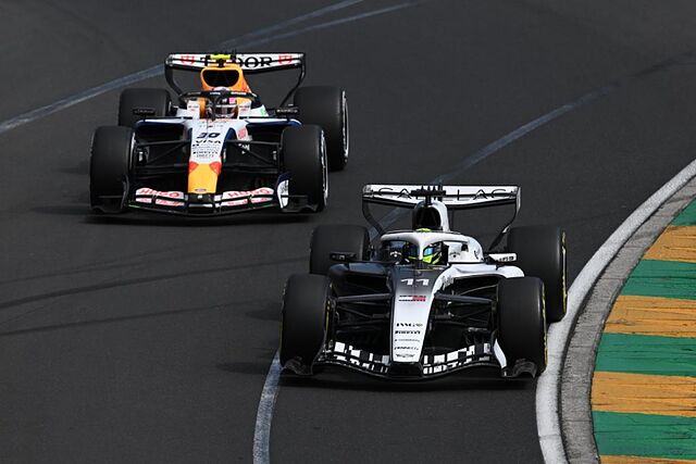 Checo P�rez, delante de Liam Lawson en Melbourne.