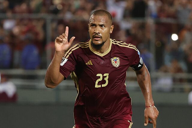 Salom�n Rond�n celebrando un gol con Venezuela.