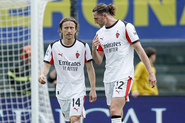 Modric conversa con Rabiot tras el gol del franc�s al Hellas Verona