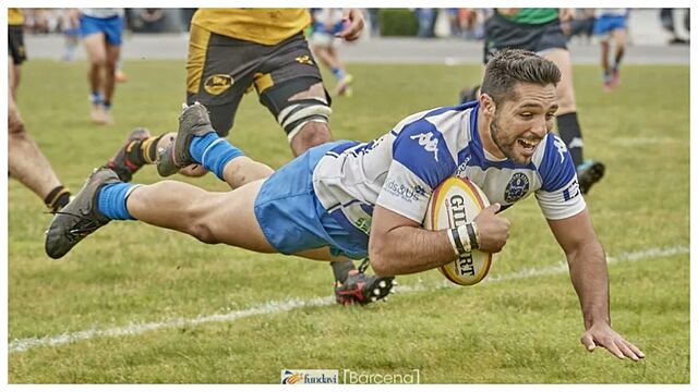 Un jugador del Belenos logra un ensayo.