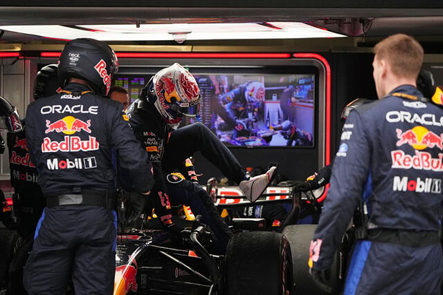 Verstappen se baja del Red Bull al abandonar.
