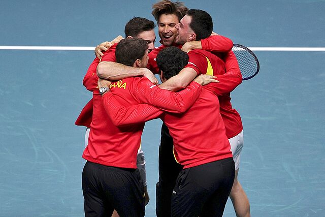 El equipo espa�ol se abraza en la pista.