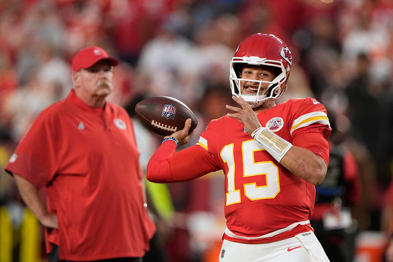 Reid watches on as Mahomes throws for the Chiefs
