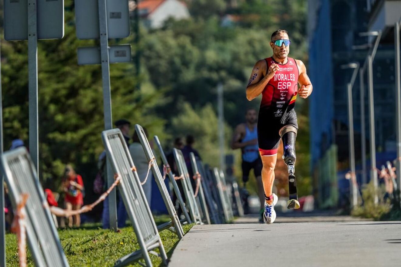 El triatleta Lionel Morales, durante el segmento de atletismo.