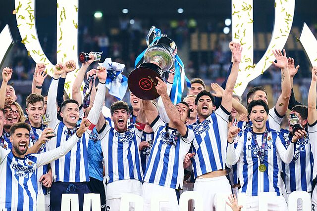 Los jugadores de la Real Sociedad levantan la Copa del Rey.