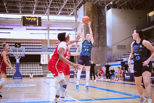 Nikola Dudasova lanza a canasta durante el Legan�s-Girona de playoff.