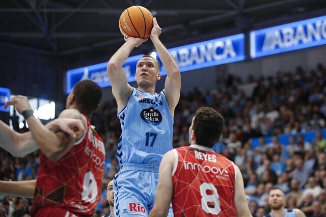 Aranitovic lanza a canasta para el Breog�n delante de dos jugadores del BAXI Manresa.