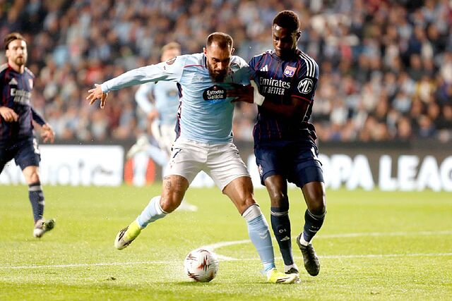 Borja Iglesias y Niakhate en un duelo del partido de ida