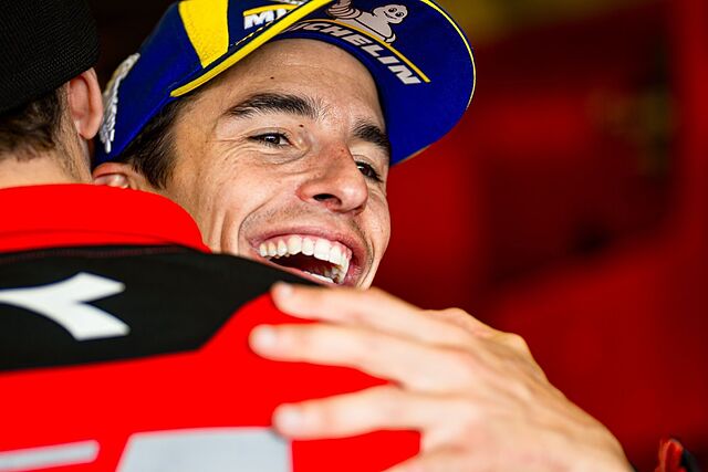 Marc M�rquez, abrazado en Le Mans.