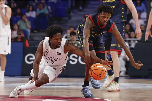 Andr�s Feliz disputa un bal�n con SirJabari Rice.