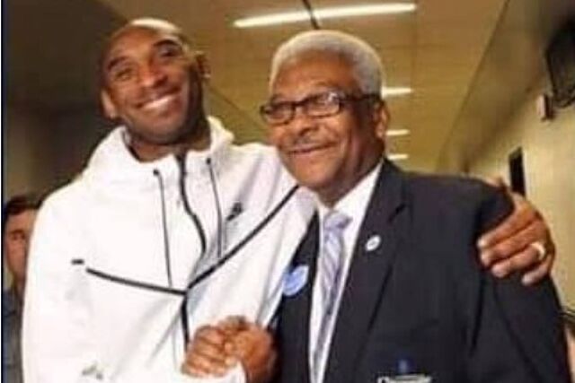 'Coach Mack', el d�a que Kobe Bryant le pidi� hacerse una foto con �l.