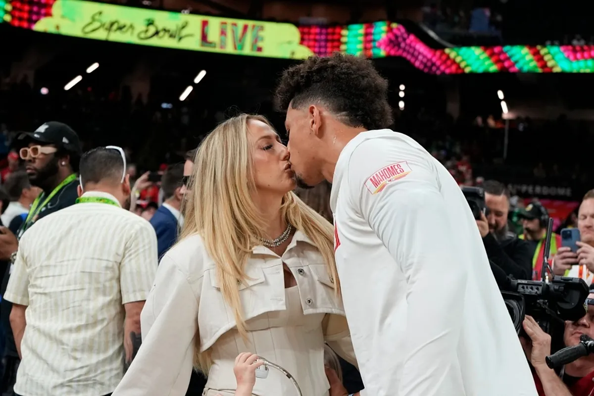 Brittany Mahomes steals the spotlight from Patrick Mahomes with her look at the Chiefs' MNF game