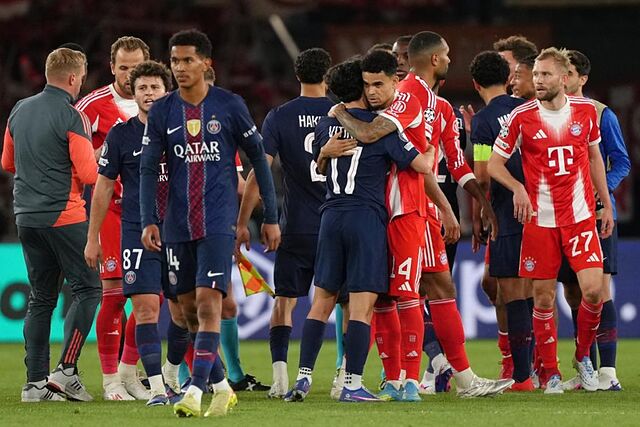 Luis D�az se abraza a Vitinha tras el final del partido.