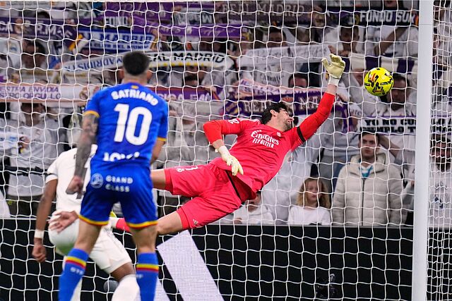Mart�n Satriano conecta la volea que vence a Courtois en el gol del triunfo del Getafe.