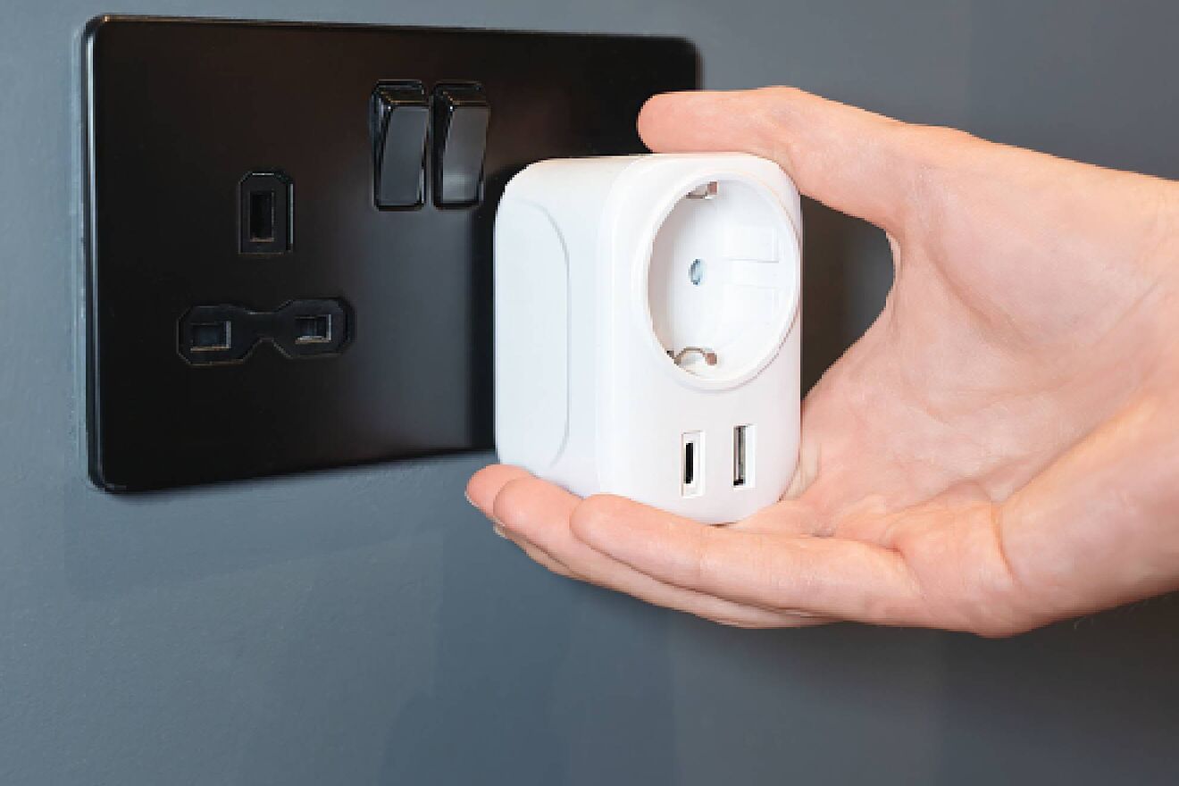 Si viajas fuera de Espa�a no te olvides este adaptador de enchufe...