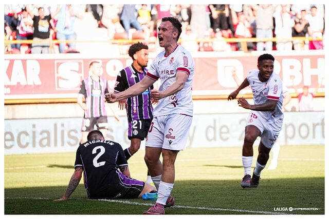 Luis Chac�n celebra el gol del triunfo en el Reino de Le�n