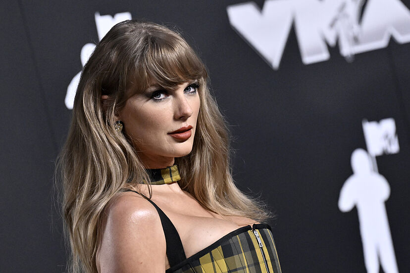 Taylor Swift's stunning look for her birthday party: Balmain dress and diamond earrings, how much do they cost? | Marca Taylor Swift's stunning look for her birthday party: Balmain dress and diamond earrings, how much do they cost? | Marca