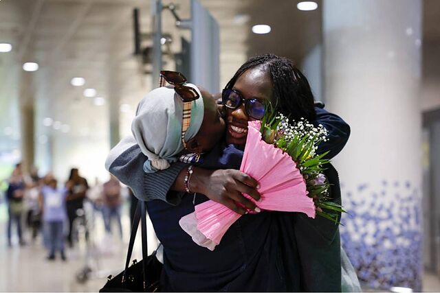 Awa Fam abraza a su madre a su llegada a Valencia.