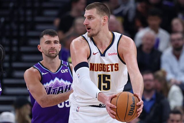 Nikola Jokic maneja el bal�n ante la defensa de John Konchar.
