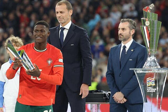 Nuno Mendes posa con el 'MVP' de la Nations League.