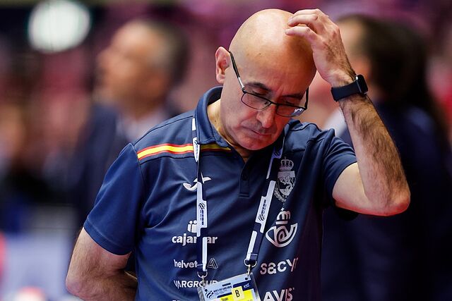 Jordi Ribera, seleccionador espa�ol, ante Francia en el Europeo.