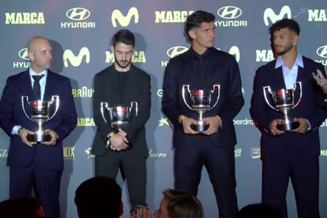 Dituro, entre Luis Su�rez, Andr�s Mart�n y Jos� Alberto, los premios Zamora, Pichichi, Zarra y Miguel Mu�oz de Segunda.