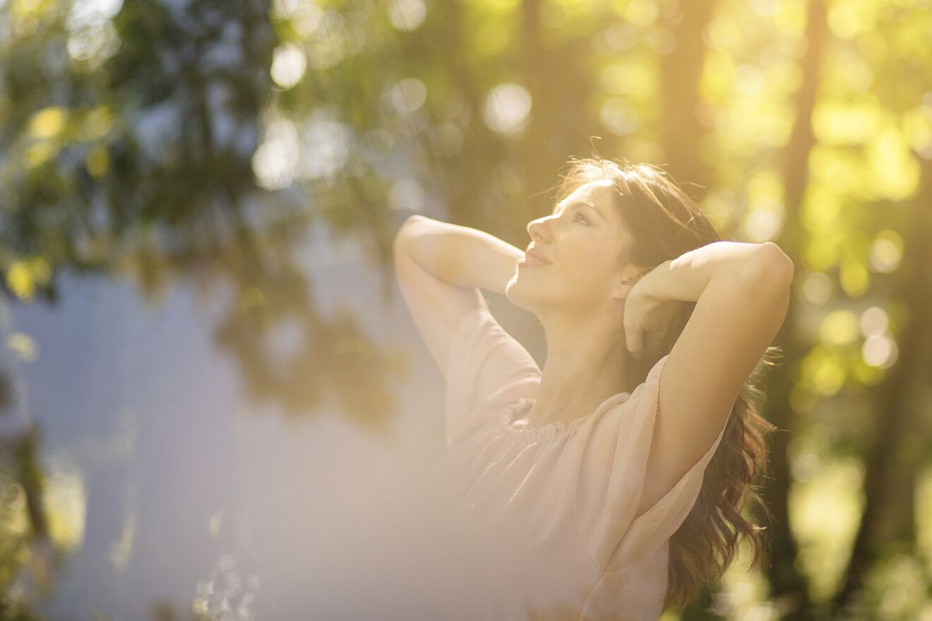 Una persona, tomando el sol en un paisaje otoñal.