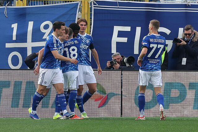 Los jugadores del Como celebran uno de los goles.