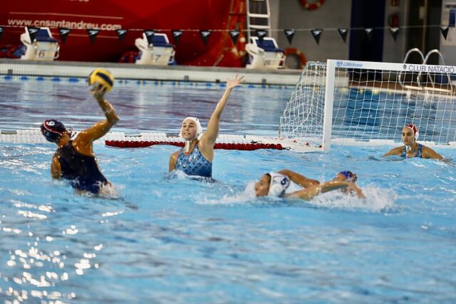 Rita Keszthekyi lanza contra la porter�a del Sant Andreu