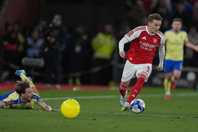 Martin Odegaard conduce el bal�n ante el Southampton.