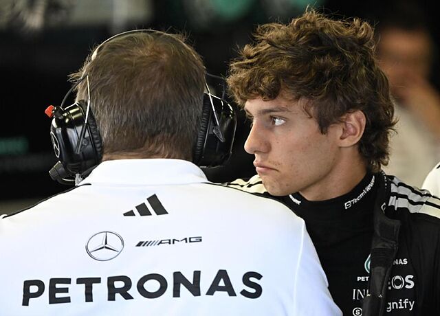 Antonelli, en el box de Mercedes, durante el GP de Italia 2025.