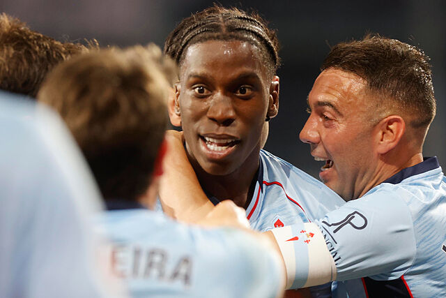 Moriba recibe la felicitaci�n de sus compa�eros tras marcar ante el Sevilla.