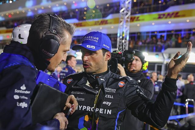 Sainz, hablando con su ingeniero, Gaetan Jego..