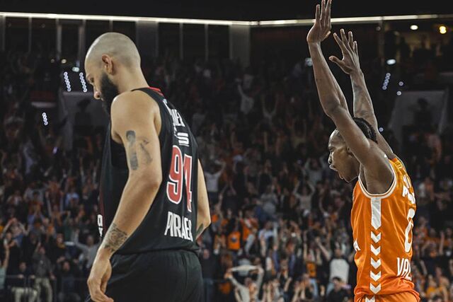 Badio celebra la victoria tras el partido ante Olympiacos.