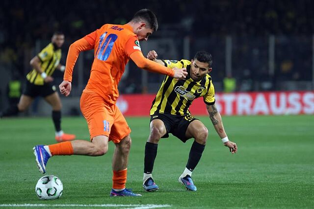 Pineda trata de robarle el bal�n a Seslar