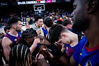 Los jugadores del Barcelona hacen una pi�a despu�s de una derrota.