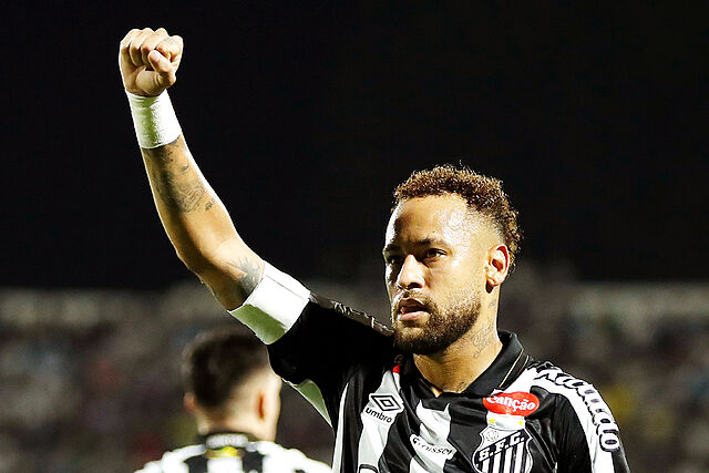 Neymar celebra un gol con el Santos