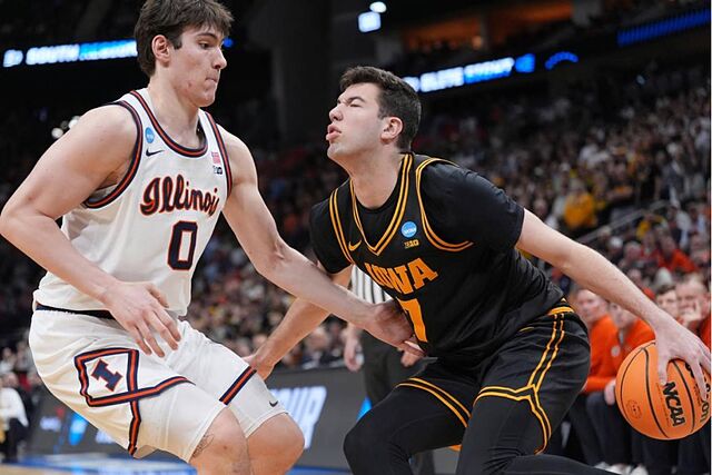 �lvaro Folgueiras mantiene el bal�n en una acci�n del partido.