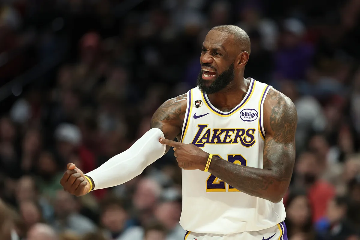 LeBron James gets an "interesting" look from Candace Parker after expressing frustration with Dwyane Wade about the Lakers