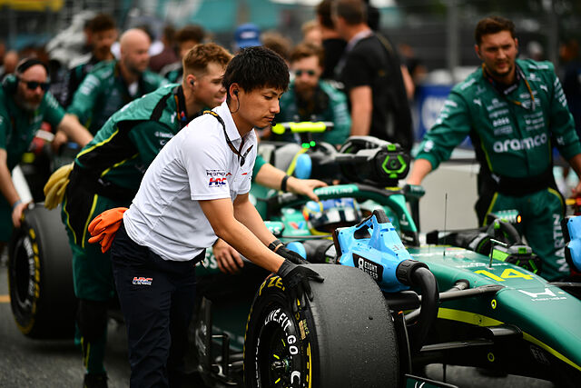 El equipo de Alonso empuja a su Aston Martin AMR26 hasta la parrilla.