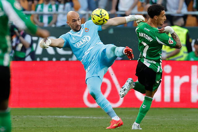 Dmitrovic corta un bal�n ante Antony