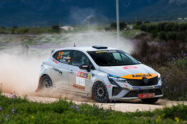 Llinares, estrenando su nuevo Renault Clio Rally5.