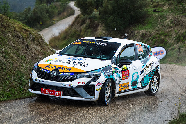Nicol�s Cabanes y su Renault en los deslizantes tramos de esta edici�n.