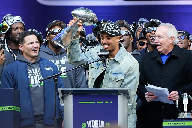 Jaxon Smith-Njigba sostiene el trofeo Vince Lombardi tras la �ltima Super Bowl.