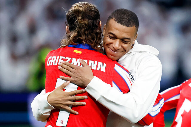 Griezmann y Mbapp� se saludan antes de un derbi Real Madrid-Atl�tico.